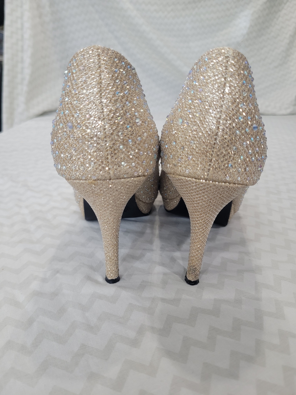 Women's Glitter Round-Toe Pumps in Champagne - Picture 3 of 14